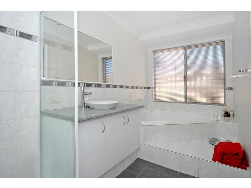 28 Newgain Crescent, Carramar WA 6031