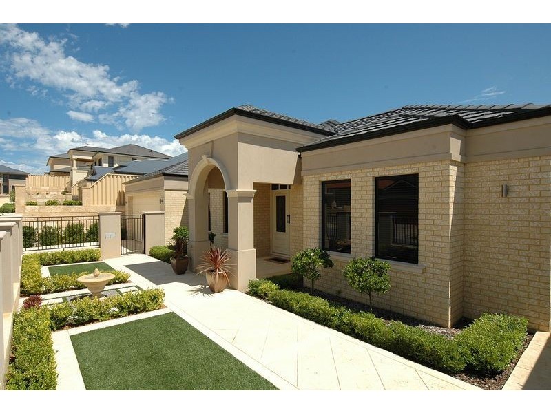 8 Perissa Road, Iluka WA 6028