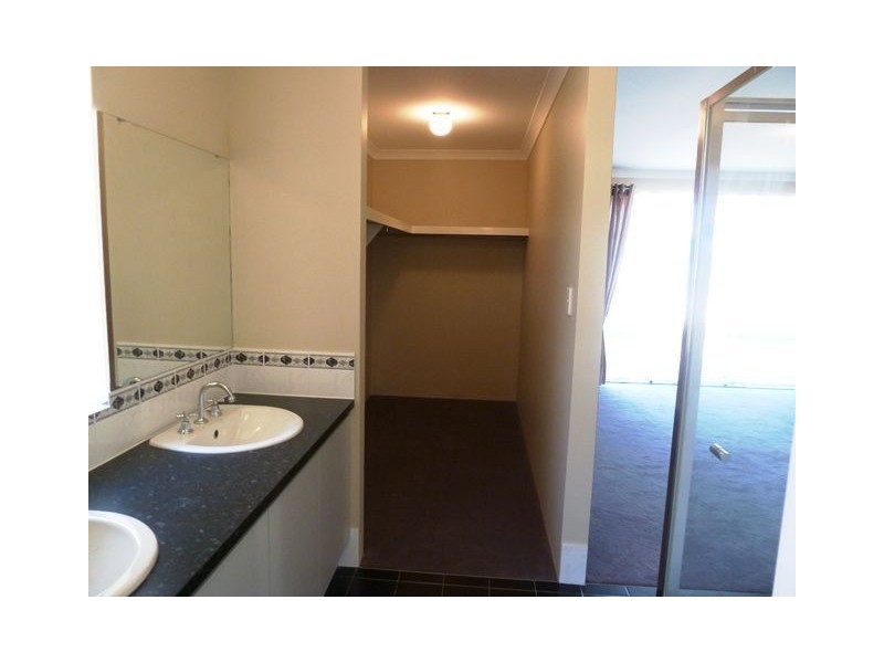 127 Shiraz Boulevard, Pearsall WA 6065