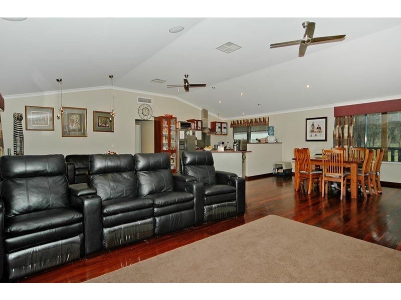 39 Jade Loop, Carabooda WA 6033