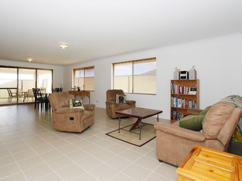 2 Shiralee Bend, Carramar WA 6031