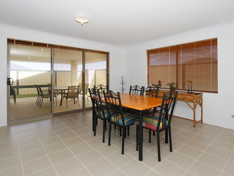 2 Shiralee Bend, Carramar WA 6031