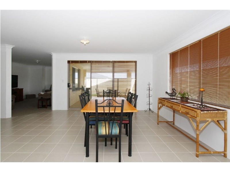 2 Shiralee Bend, Carramar WA 6031