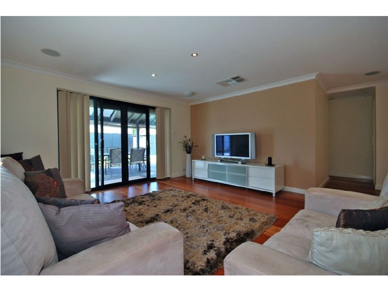 8 Pebblewood Road, Woodvale WA 6026