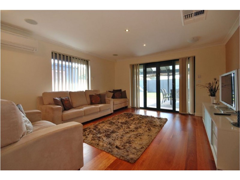 8 Pebblewood Road, Woodvale WA 6026