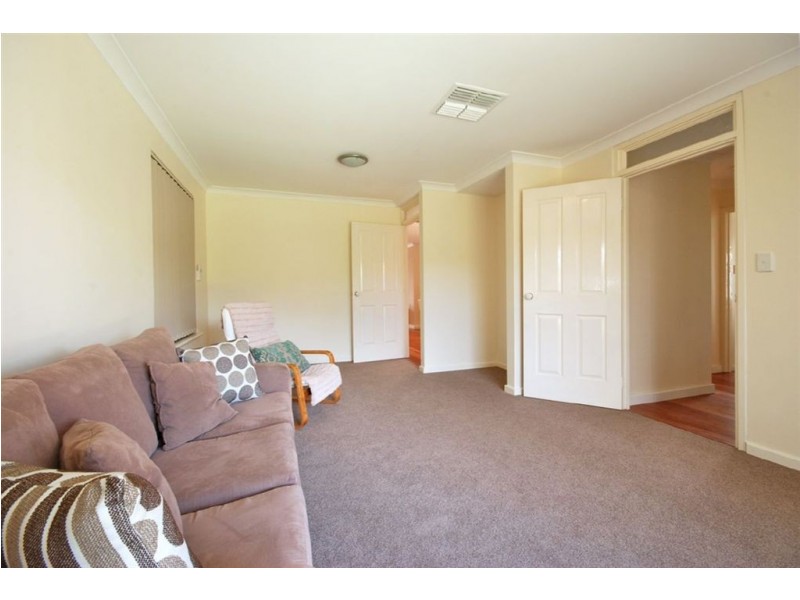 8 Pebblewood Road, Woodvale WA 6026