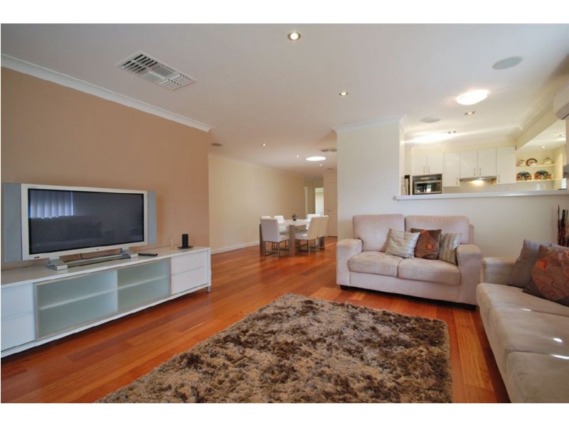 8 Pebblewood Road, Woodvale WA 6026