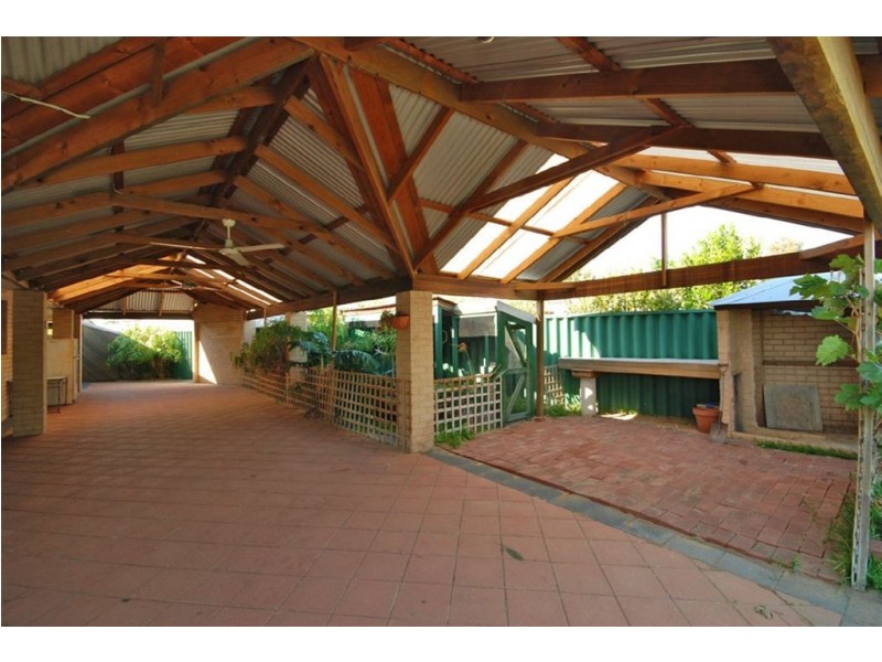 18 Retreat Green, Banksia Grove WA 6031