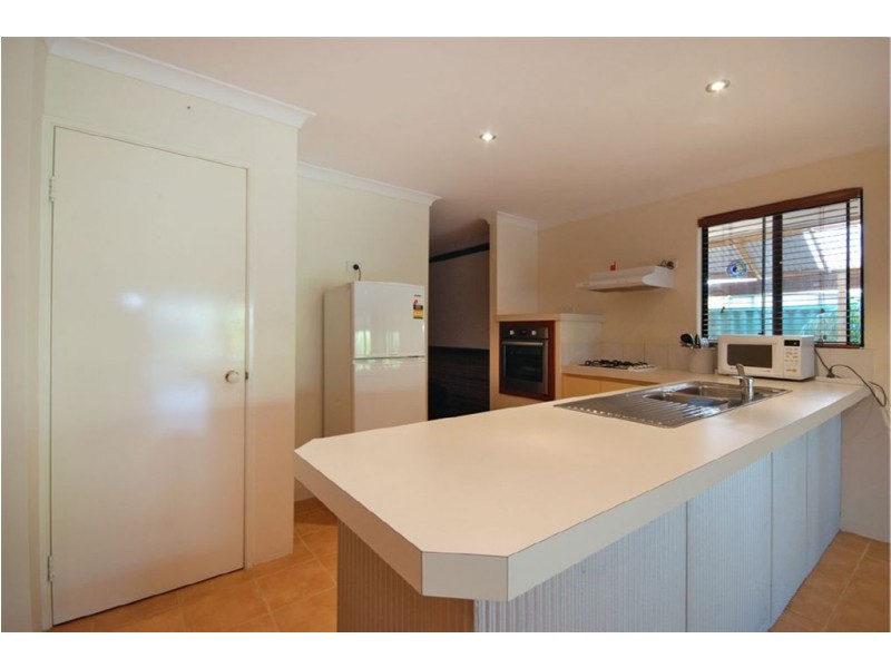 18 Retreat Green, Banksia Grove WA 6031