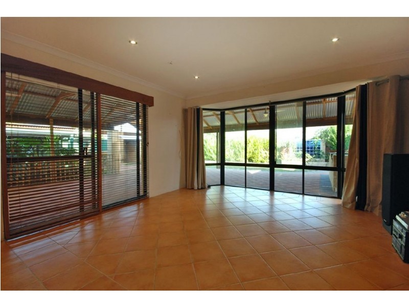 18 Retreat Green, Banksia Grove WA 6031