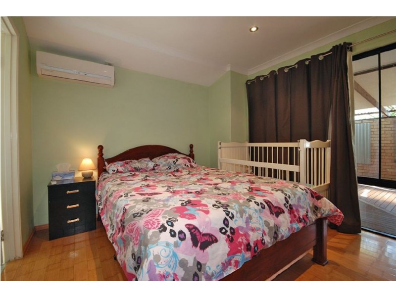 18 Retreat Green, Banksia Grove WA 6031