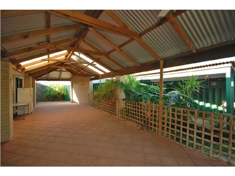 18 Retreat Green, Banksia Grove WA 6031