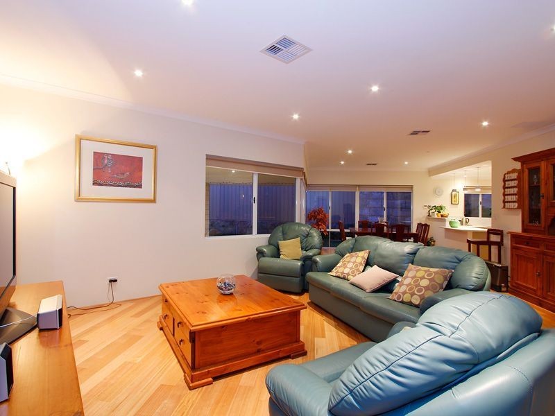 25 Westwood Meander, Carramar WA 6031