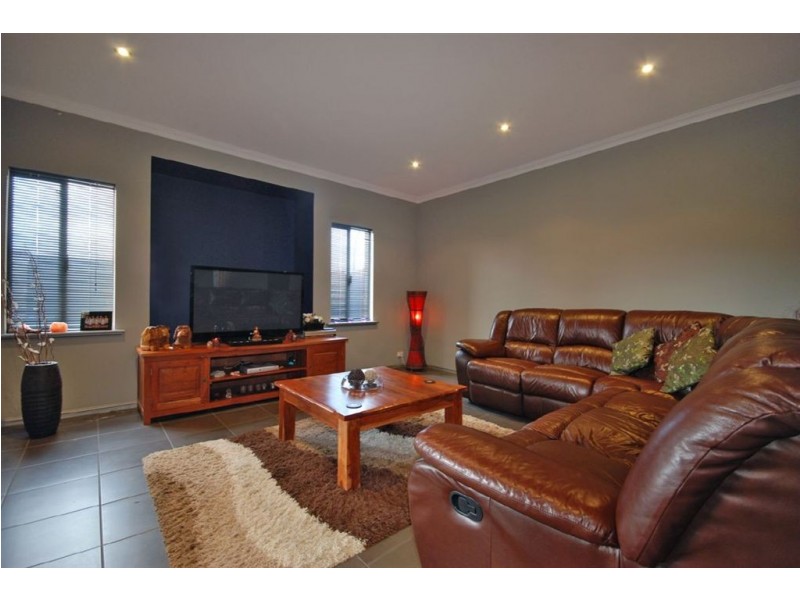 24 Brightlands Circuit, Carramar WA 6031