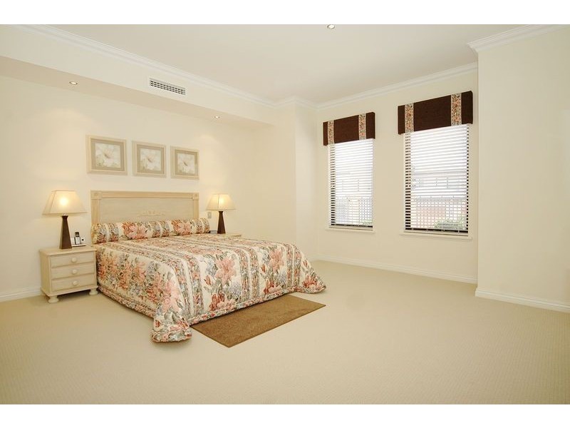 8 Perissa Road, Iluka WA 6028