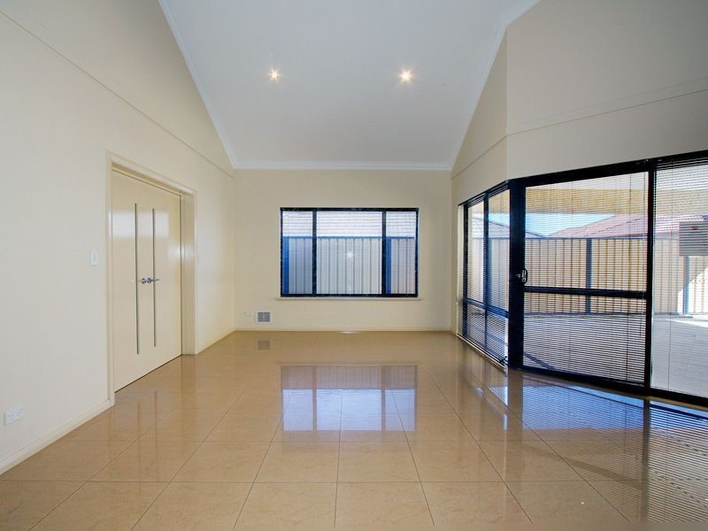 11 Pardalote Way, Tapping WA 6065