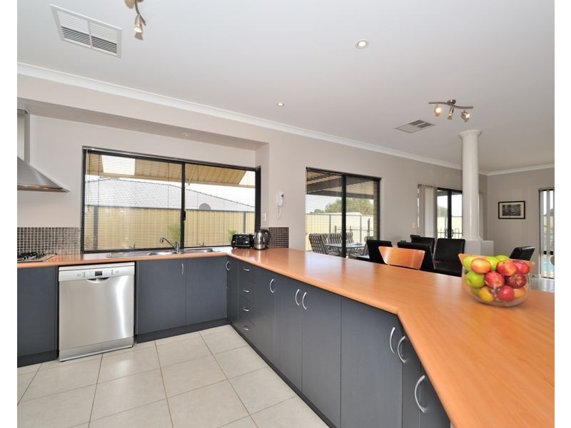 31 Selkirk Drive, Kinross WA 6028