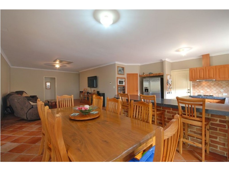 25 Kensington Way, Pearsall WA 6065