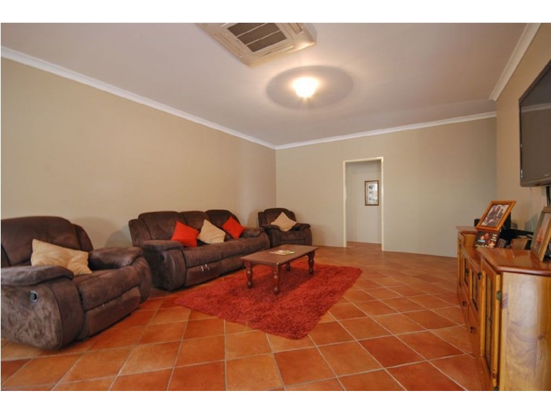 25 Kensington Way, Pearsall WA 6065