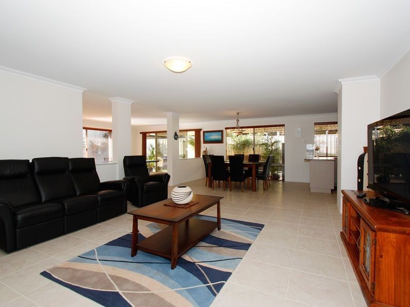 41 Shiralee Bend, Carramar WA 6031