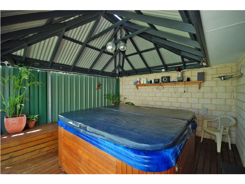 15 Retreat Green, Banksia Grove WA 6031