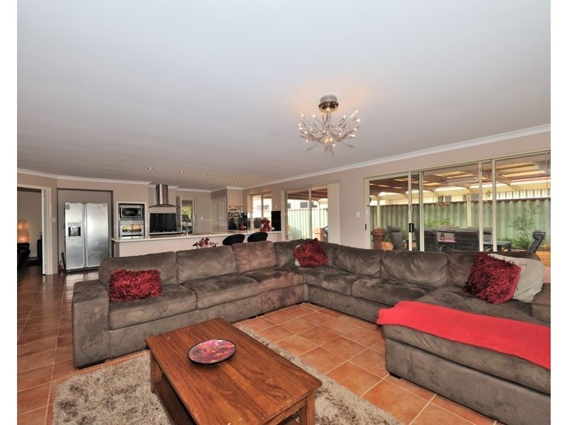 14 Glendevon Turn, Kinross WA 6028