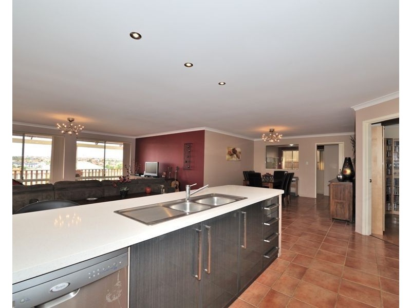 14 Glendevon Turn, Kinross WA 6028