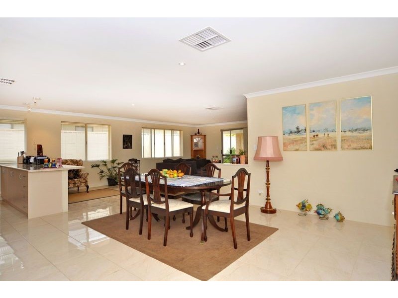 32 Litchfield Crescent, Carramar WA 6031