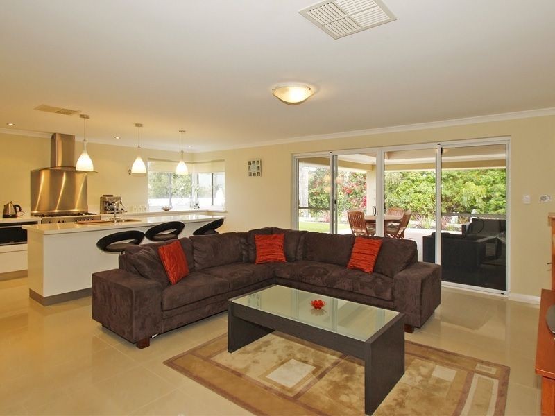8 Smoothstone Court, Joondalup WA 6027
