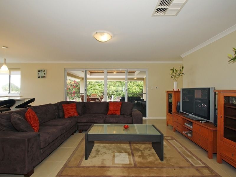 8 Smoothstone Court, Joondalup WA 6027