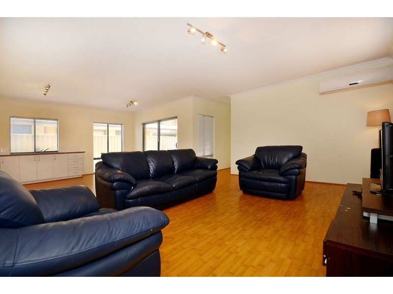 21 Fairvale Bend, Madeley WA 6065