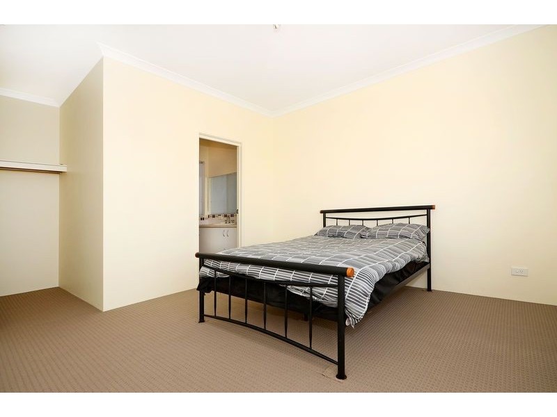 21 Fairvale Bend, Madeley WA 6065