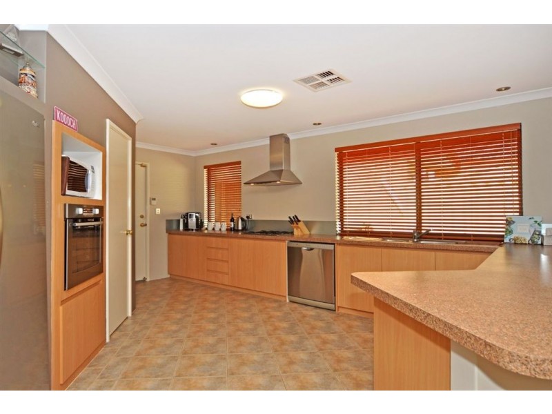 8 Strathalbyn Loop, Carramar WA 6031