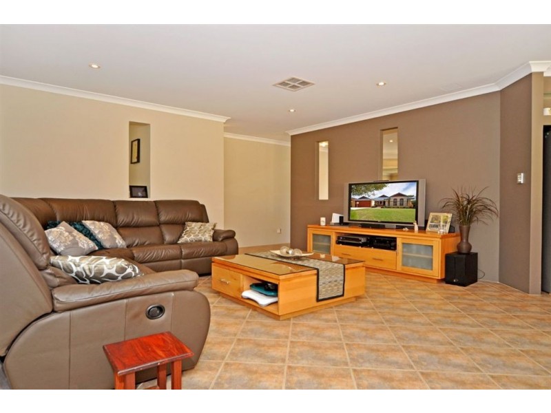 8 Strathalbyn Loop, Carramar WA 6031