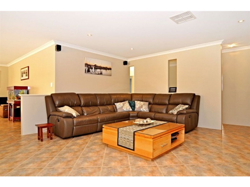 8 Strathalbyn Loop, Carramar WA 6031