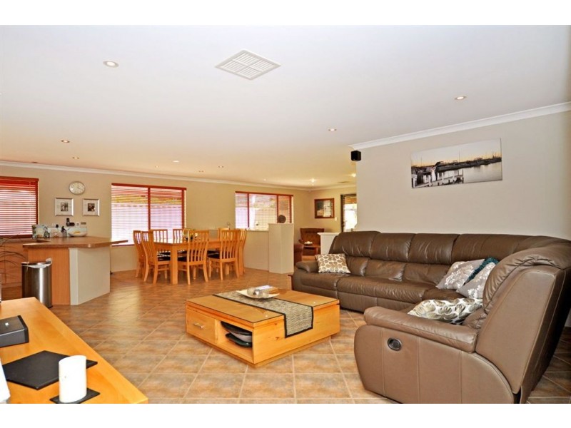 8 Strathalbyn Loop, Carramar WA 6031