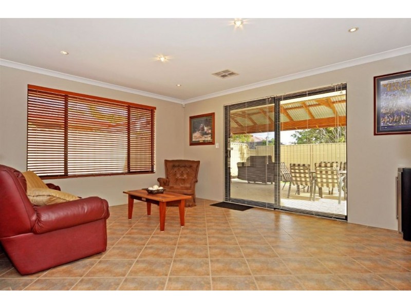 8 Strathalbyn Loop, Carramar WA 6031