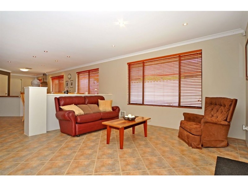 8 Strathalbyn Loop, Carramar WA 6031