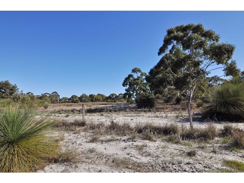 494 Neaves Road, Mariginiup WA 6065