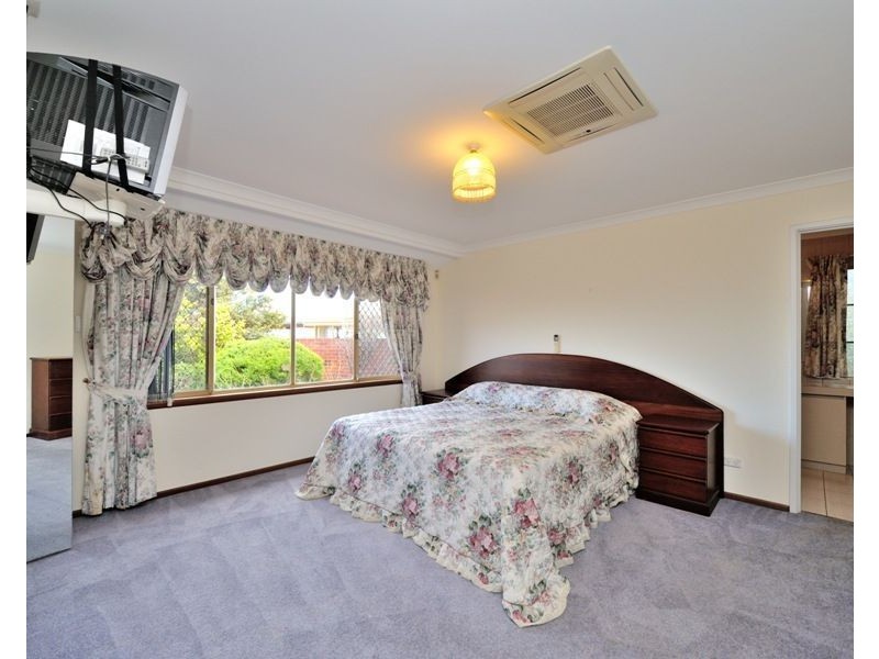 14 Volunteer Place, Ocean Reef WA 6027