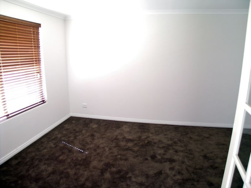 11 Tissington Dr, Darch WA 6065