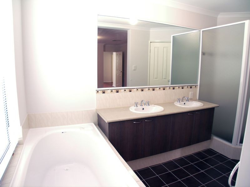 11 Tissington Dr, Darch WA 6065