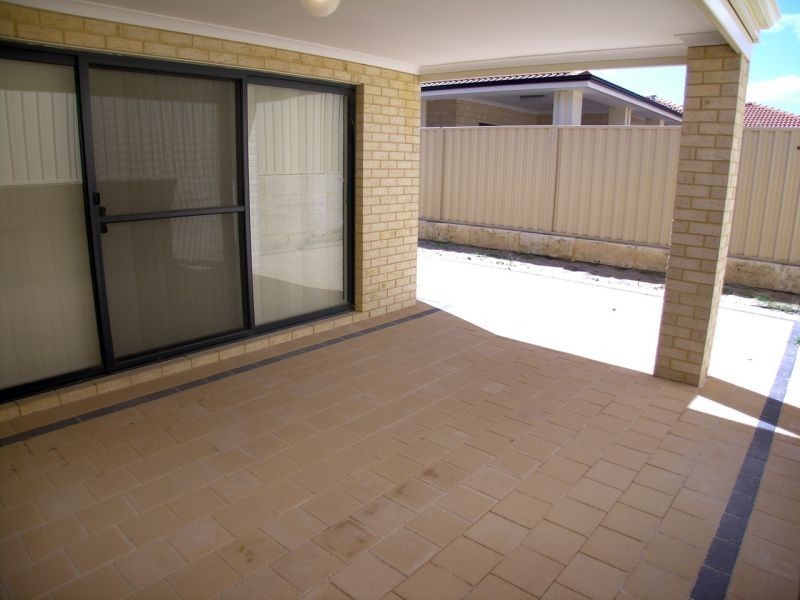 11 Tissington Dr, Darch WA 6065