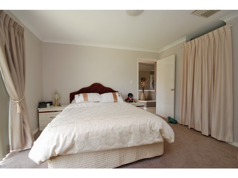 11 Stenton Gardens, Kinross WA 6028