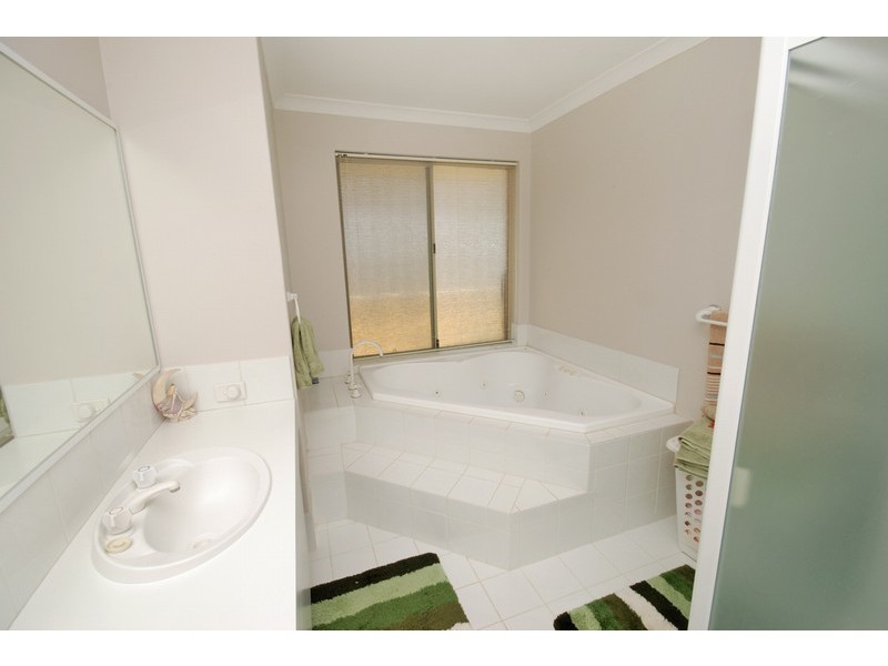 11 Stenton Gardens, Kinross WA 6028