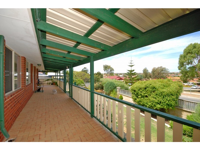 11 Stenton Gardens, Kinross WA 6028