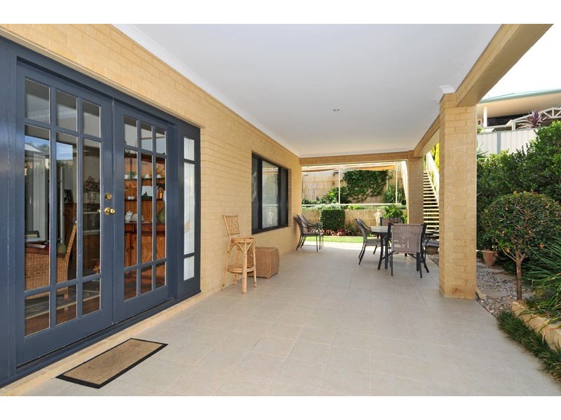 1 Zinnia Lane, Halls Head WA 6210