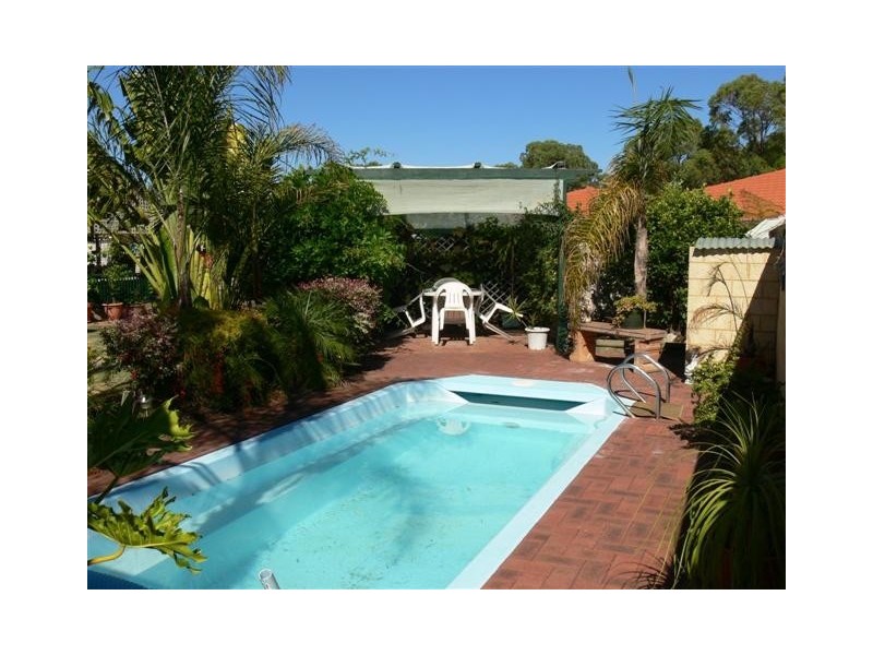 8 Penrith Street, Dudley Park WA 6210