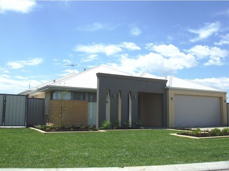 4 Bamburgh Turn, Meadow Springs WA 6210