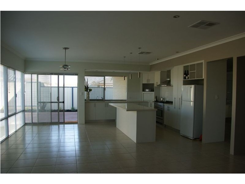 4 Bamburgh Turn, Meadow Springs WA 6210